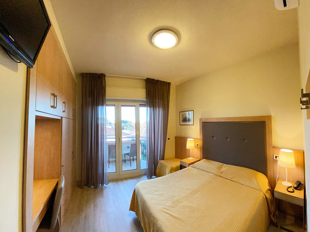 马里纳迪彼得拉桑塔酒店住宿-Hotel Nuova Sabrina