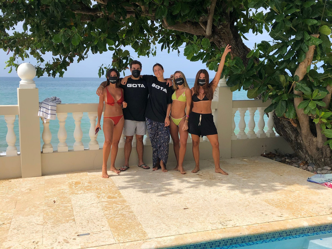 Tres Sirenas Beach Inn主图