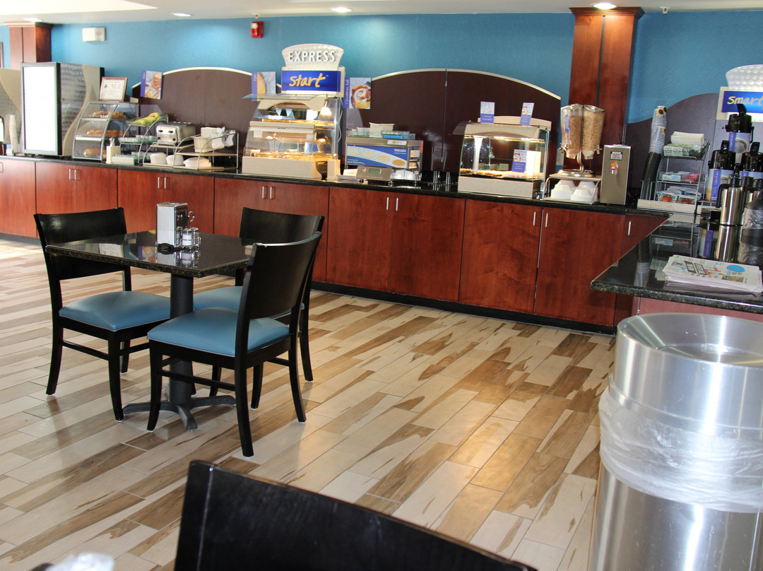 Holiday Inn Express & Suites Roanoke Rapids SE by IHG主图