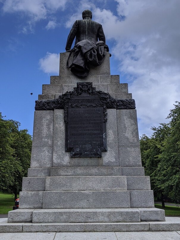 Andrew Carnegie Statue-丹弗姆林必去景点