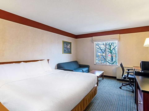 南伯灵顿市中心智选假日酒店主图