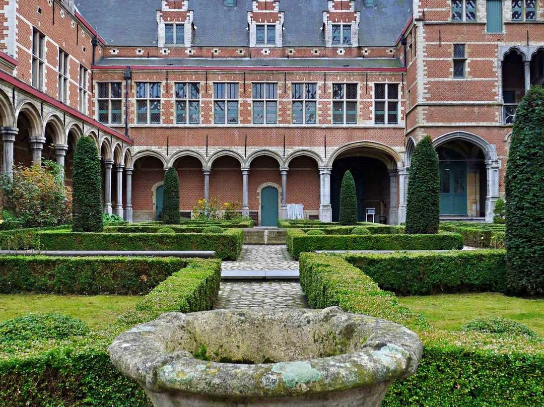 Paleis van Margareta van Oostenrijk (Palace of Margaret of Austria)景点图片