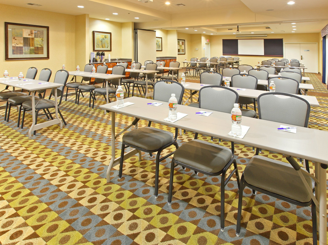 Holiday Inn Express & Suites Searcy by IHG主图