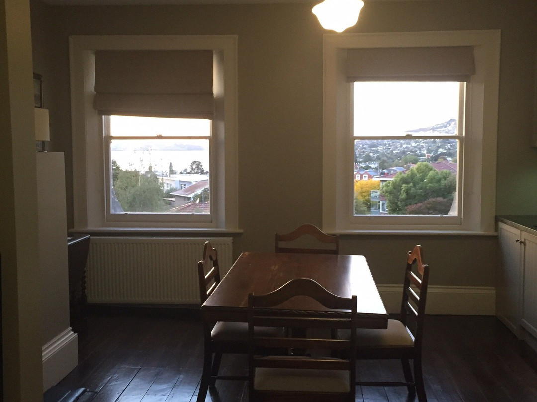 Old Bishop's Quarters主图