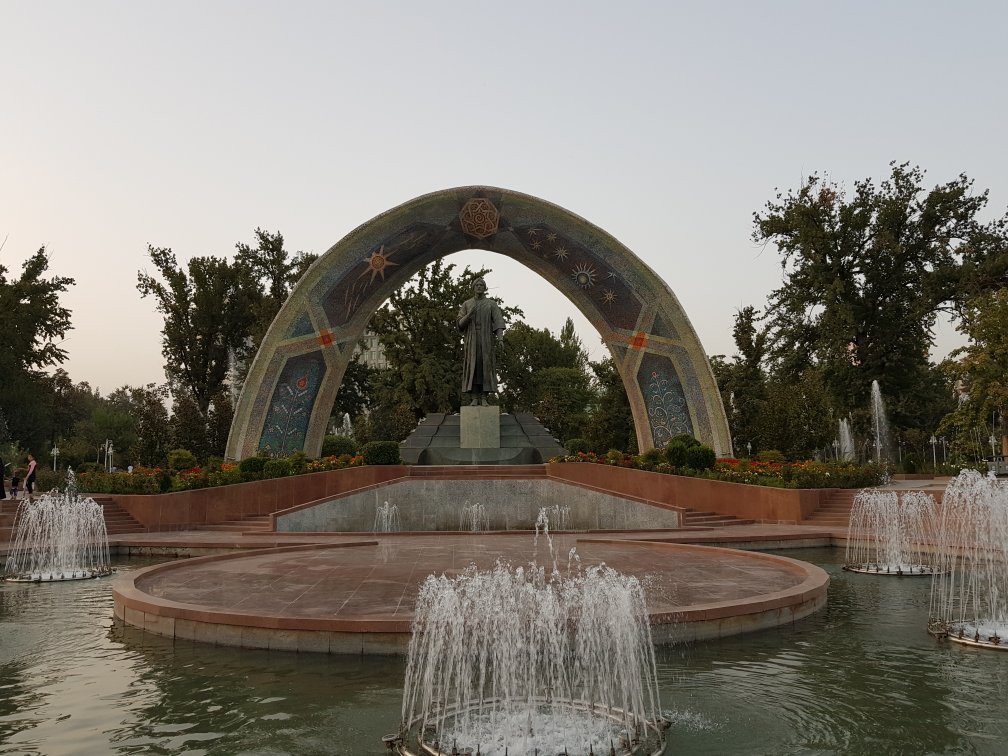 Rudaki Monument景点图片