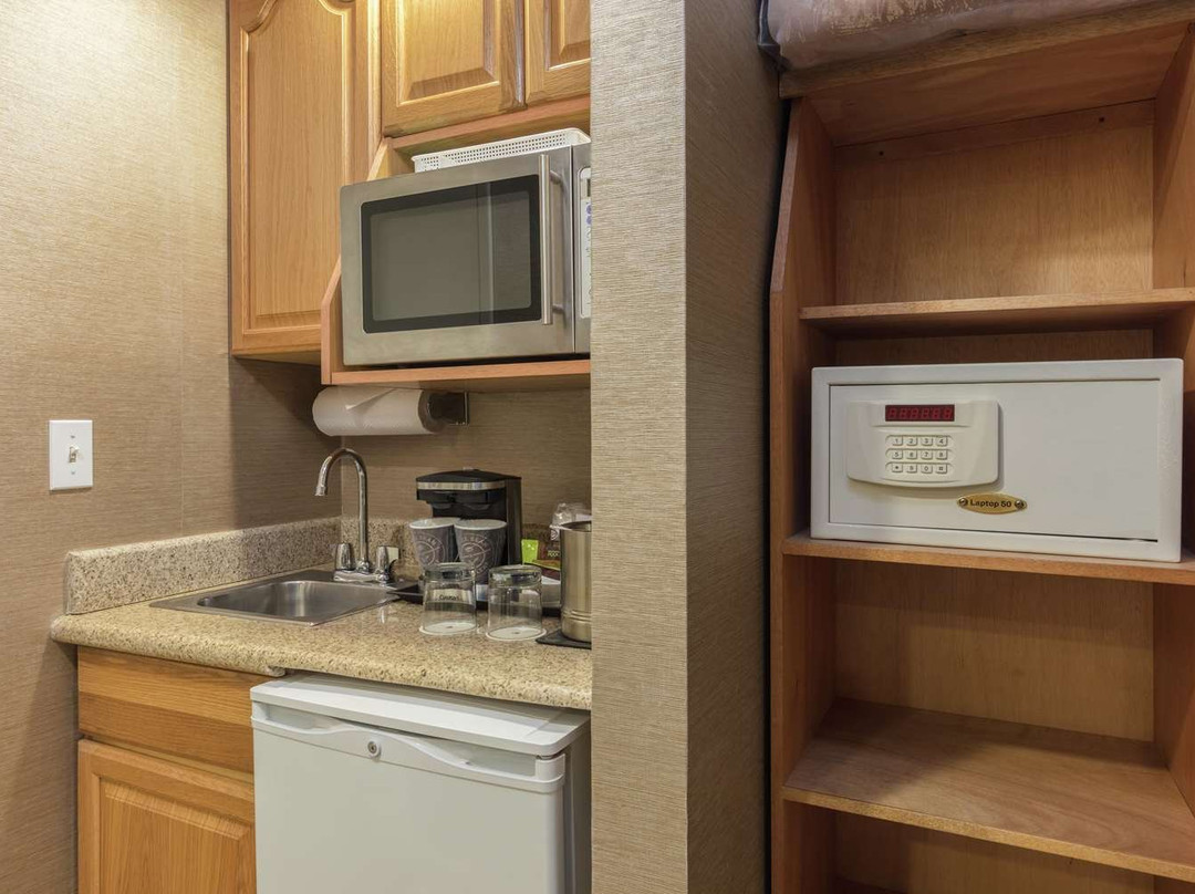 希尔顿酒店萨尔蒂约枫林套房主图