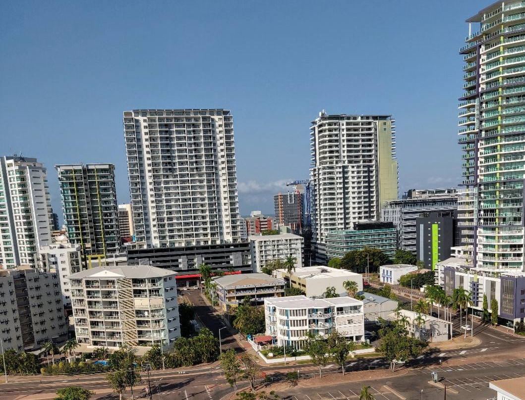 禅季华美达套房酒店主图