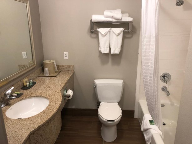 弗雷斯诺河畔公园费尔菲尔德客房及套房-浴室