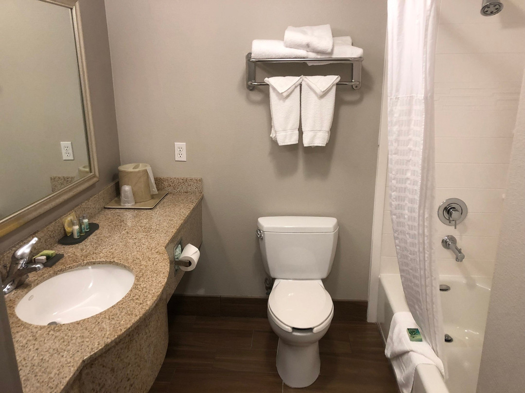 弗雷斯诺河畔公园费尔菲尔德客房及套房主图