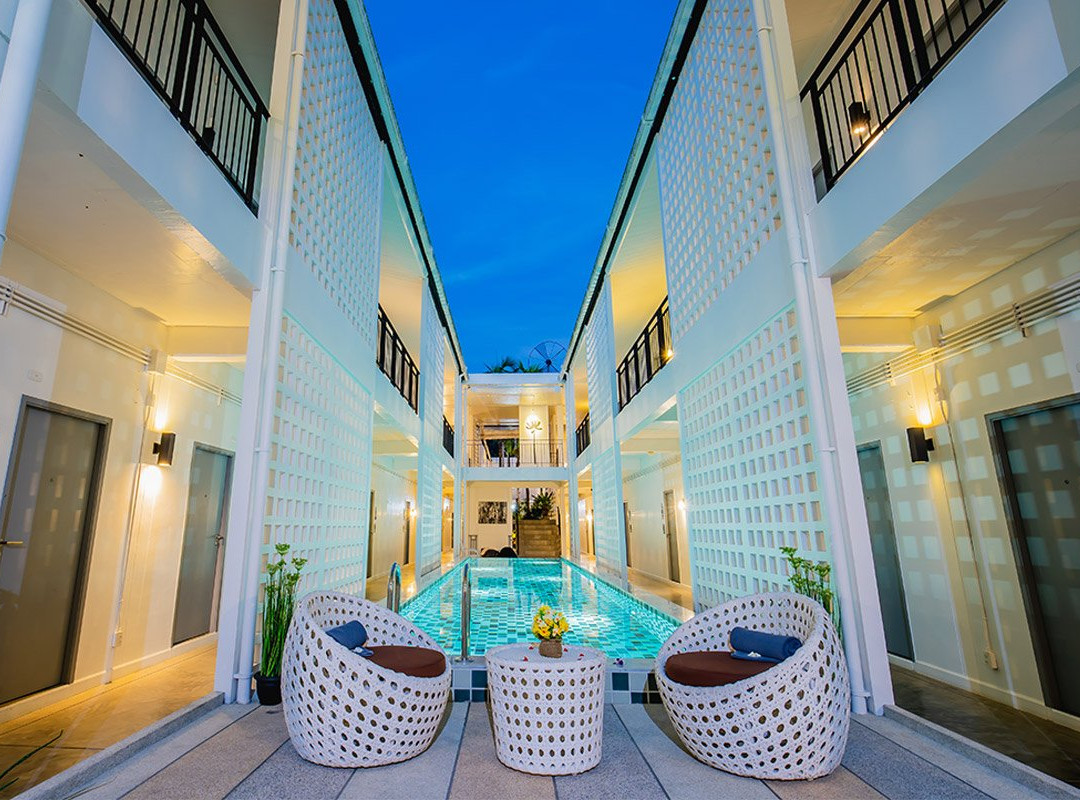 The Rubber Hotel主图