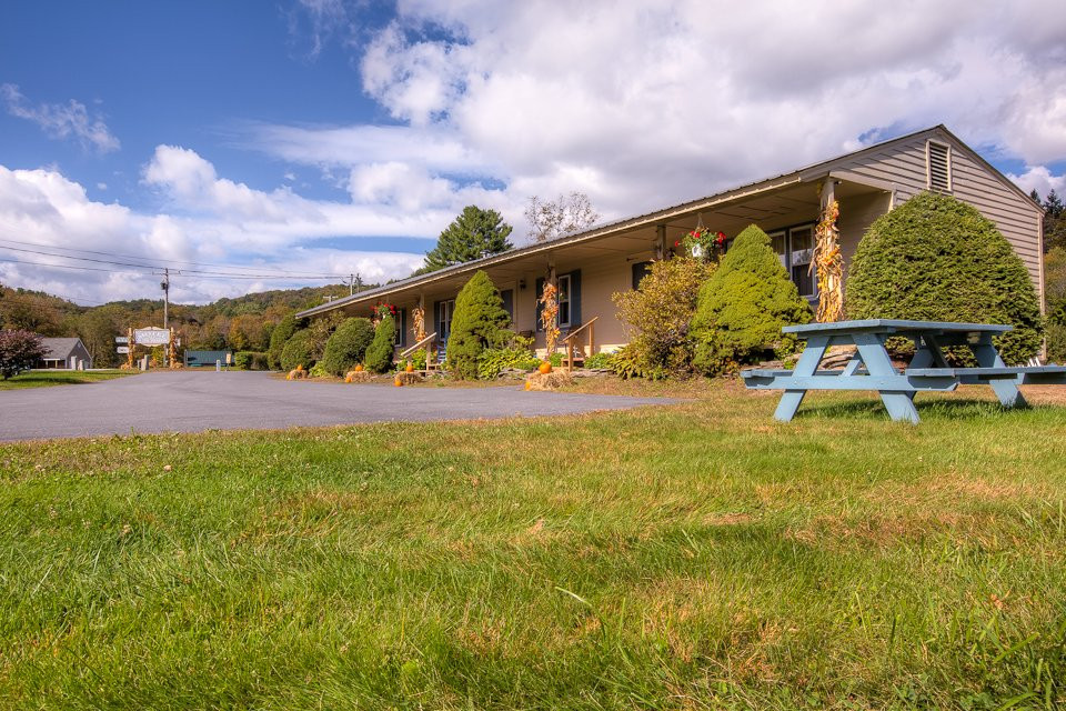 Motel In The Meadow主图