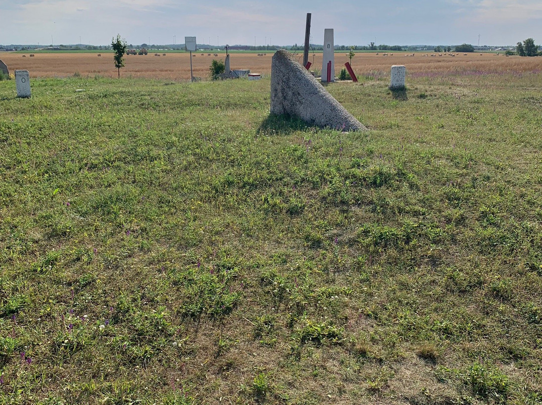 Tripoint Stone景点图片