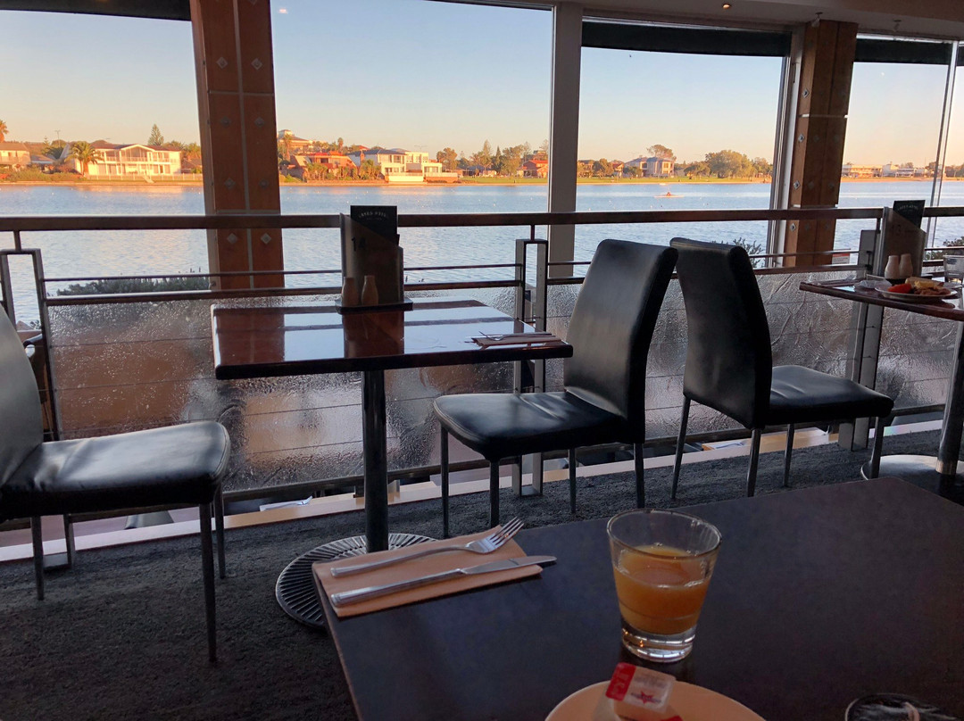 湖泊度假村酒店主图