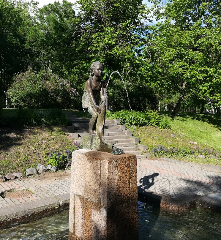Fountain the Girl Ude With Fish-泽列诺戈尔斯克必去景点
