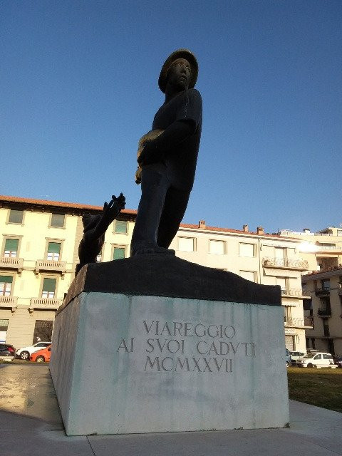 Monumento ai Caduti-维亚雷焦必去景点