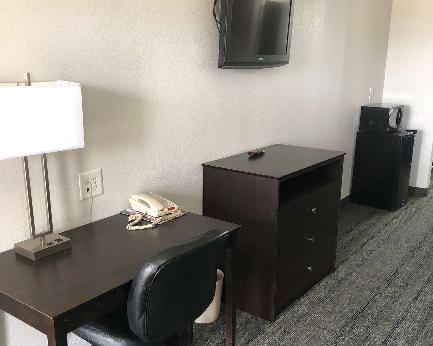 Executive Inn and Suites-官方