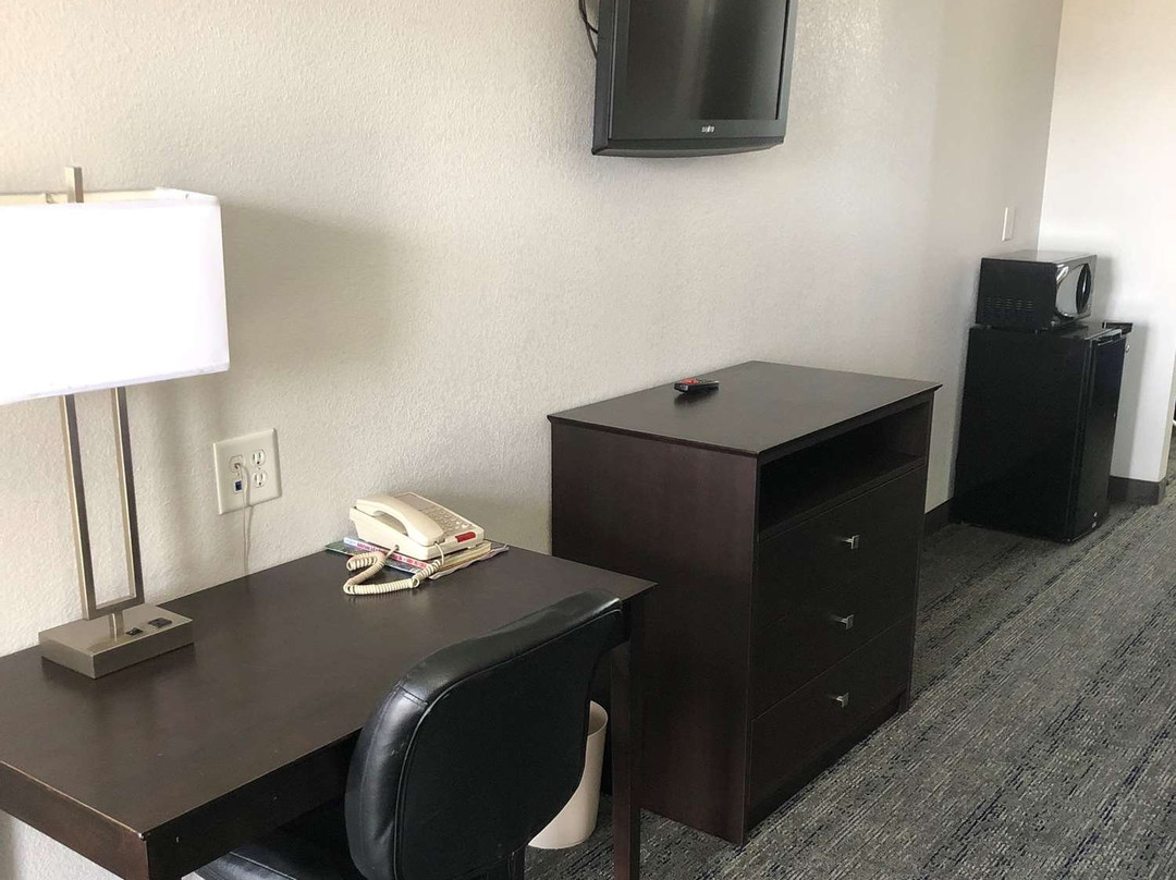 Executive Inn and Suites主图