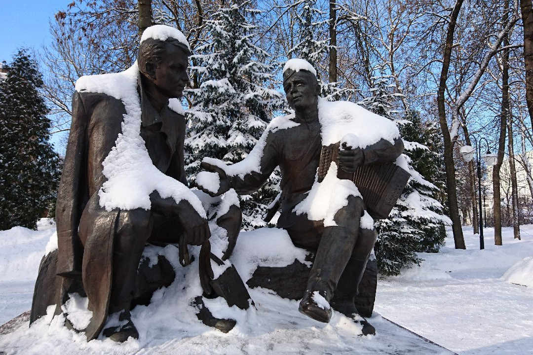 Monument to Aleksandr Tvardovskiy and Vasiliy Tyorkin-Smolensk必去景点