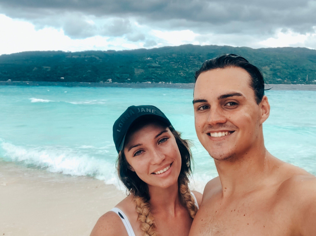 Aaron Beach Resort主图