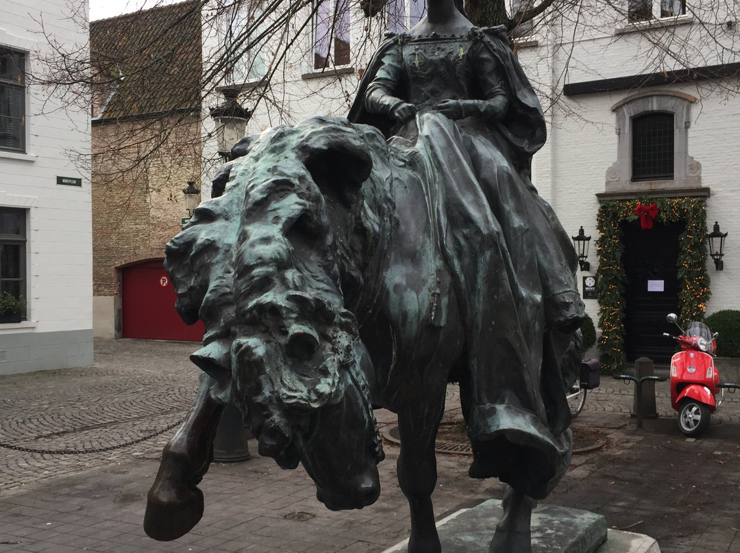 Mary of Burgundy Statue-布鲁日必去景点