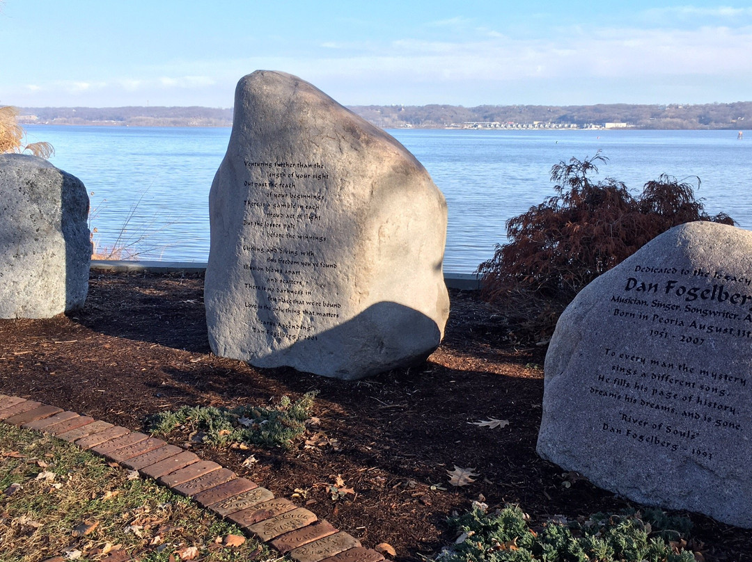 Dan Fogelberg Memorial-皮奥里亚必去景点