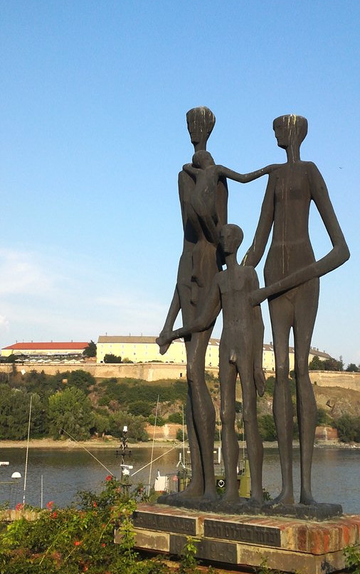 Monument to the Victims of the Raid景点图片