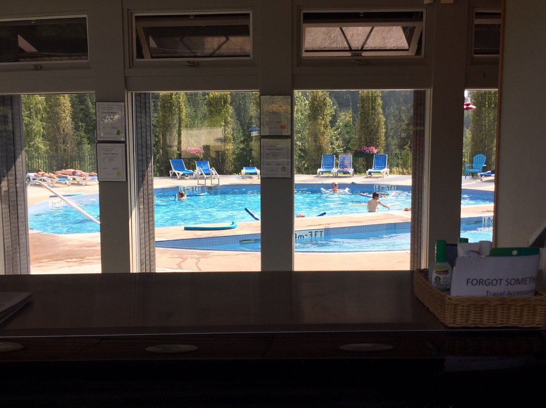 Nakusp Hot Springs Cedar Chalets主图