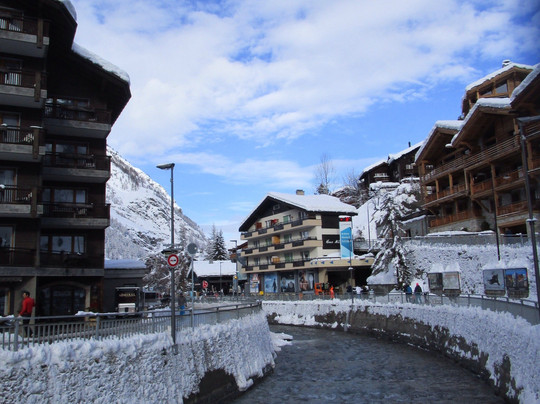 阿尔班霍夫酒店主图