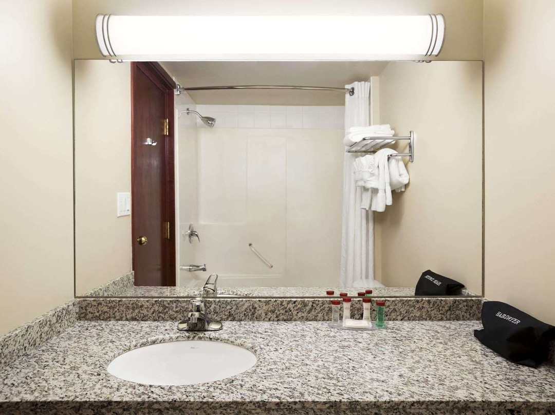 Ramada by Wyndham Edson主图