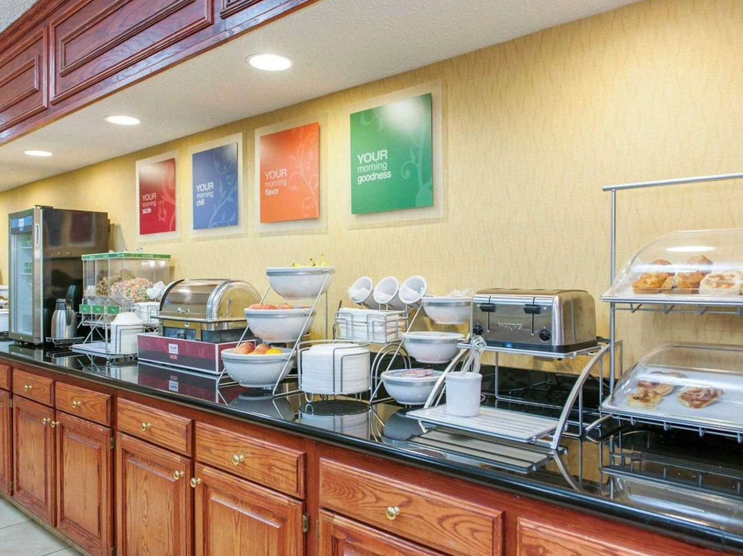 Comfort Inn Near Ouabache State Park主图