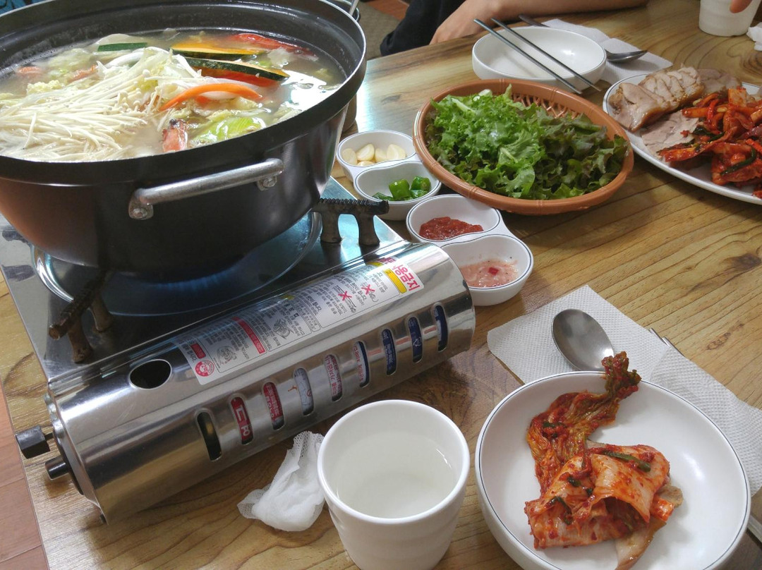 돌다리 보쌈칼국수