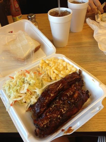 鲍灵格林餐馆和美食-Smokey Pig Bar-B-Q