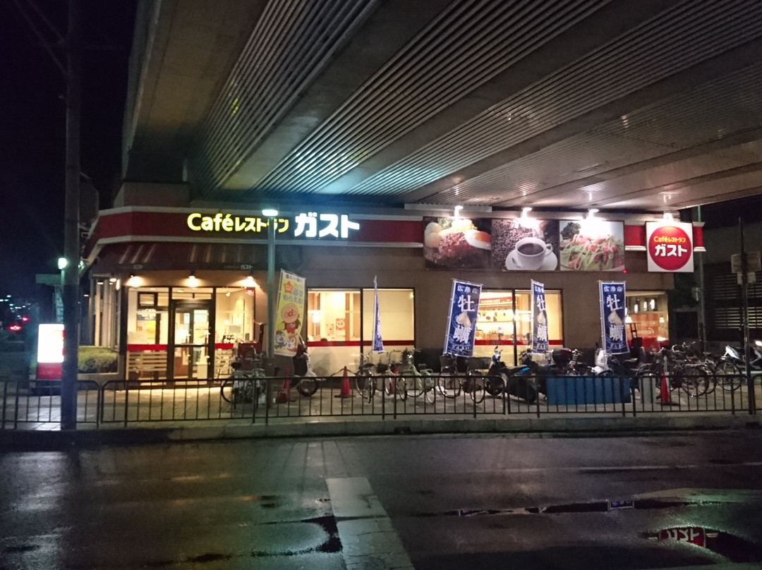 ガスト 阪急岡町駅前店