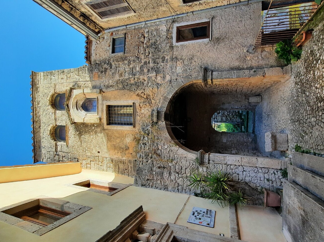 Portale dei Tolomei景点图片