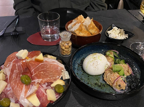 Painted Black The Italian Gastro Club-地拉那必去景点