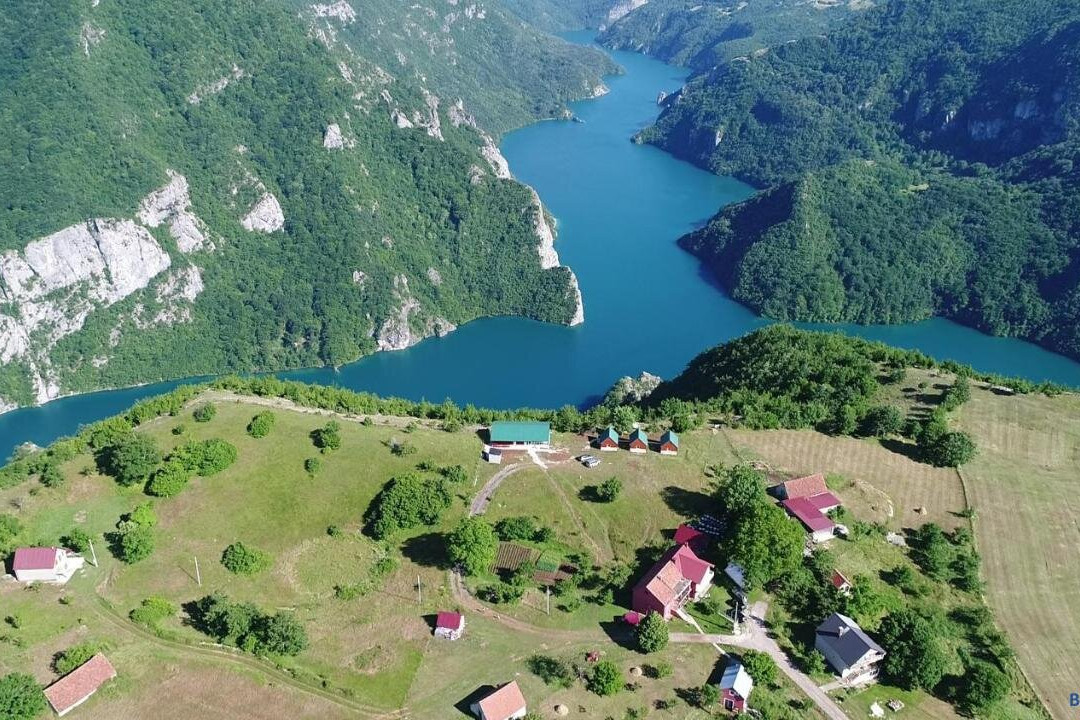 Rural Resort Tron