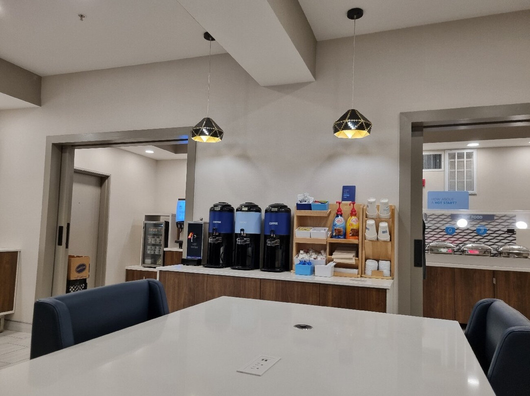 莱顿I-15快捷假日酒店主图