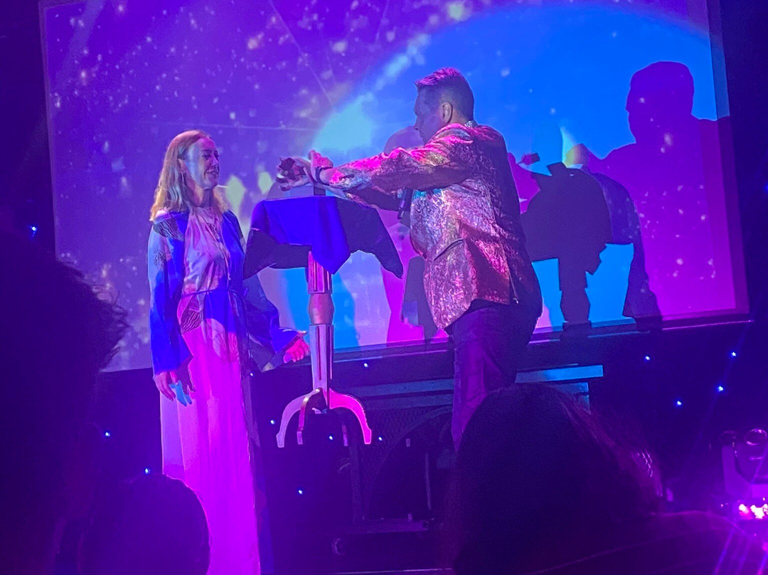 Illusions Magic Show-冲浪者天堂必去景点