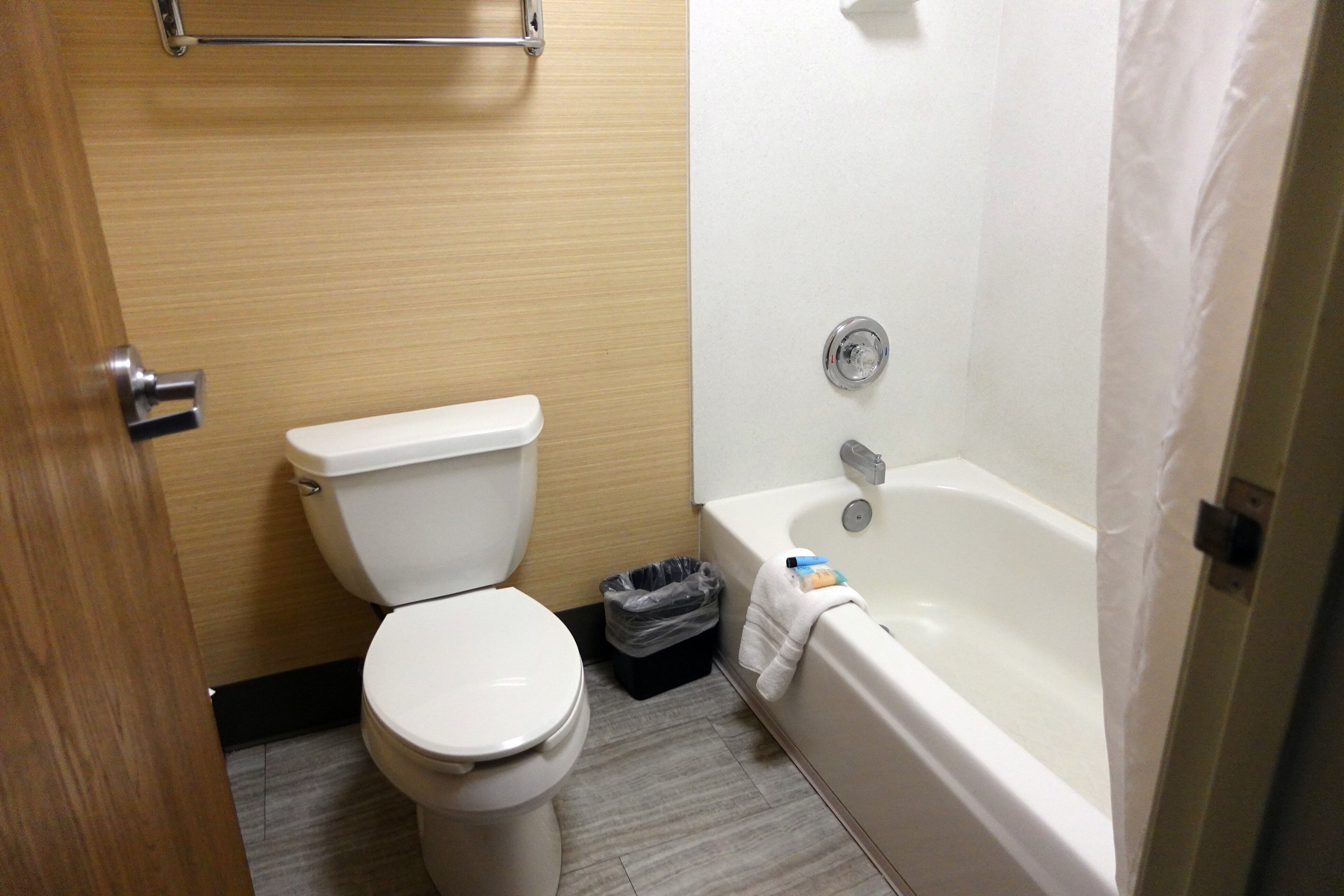 米德瓦利水晶套房酒店-浴室