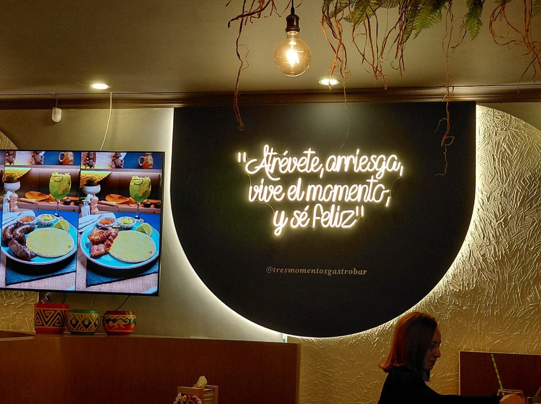 Tres Momentos Arepería y Tradición  Gastro Bar