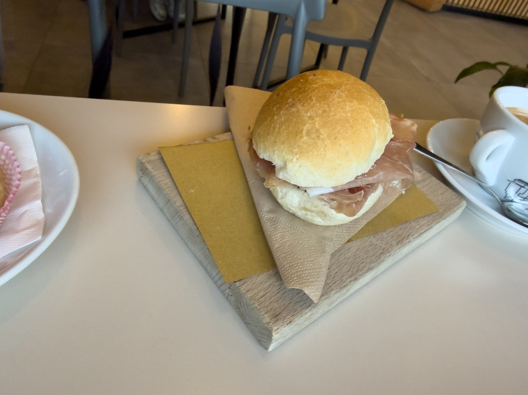 Post Azione, Bar Sociale