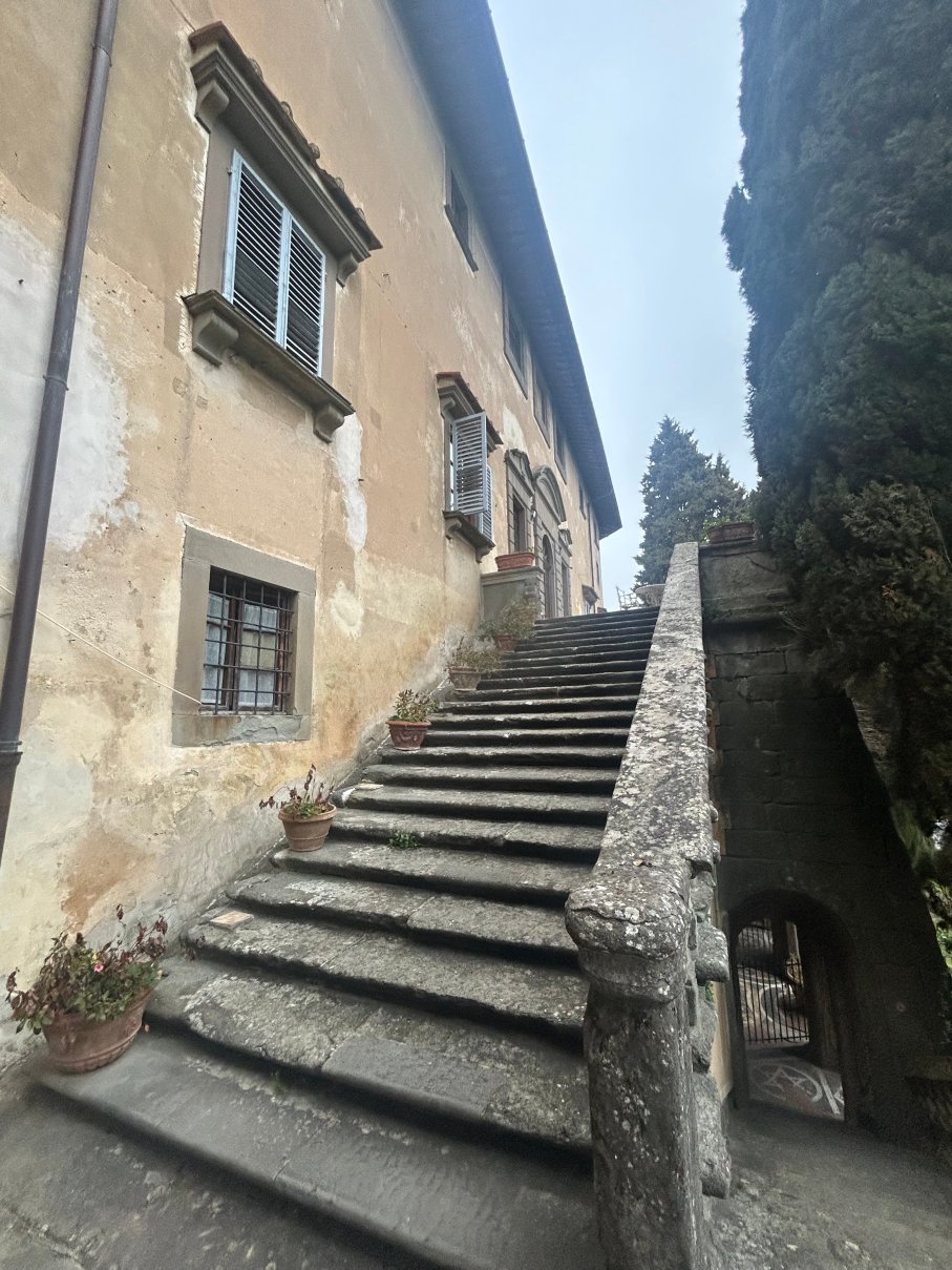 蒙地古弗尼城堡-官方