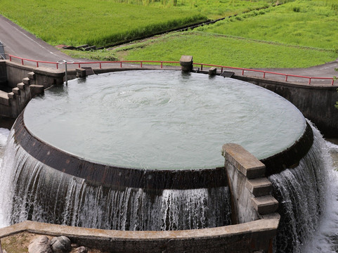 Higashiyama Cylinder Water Tank-鱼津市必去景点