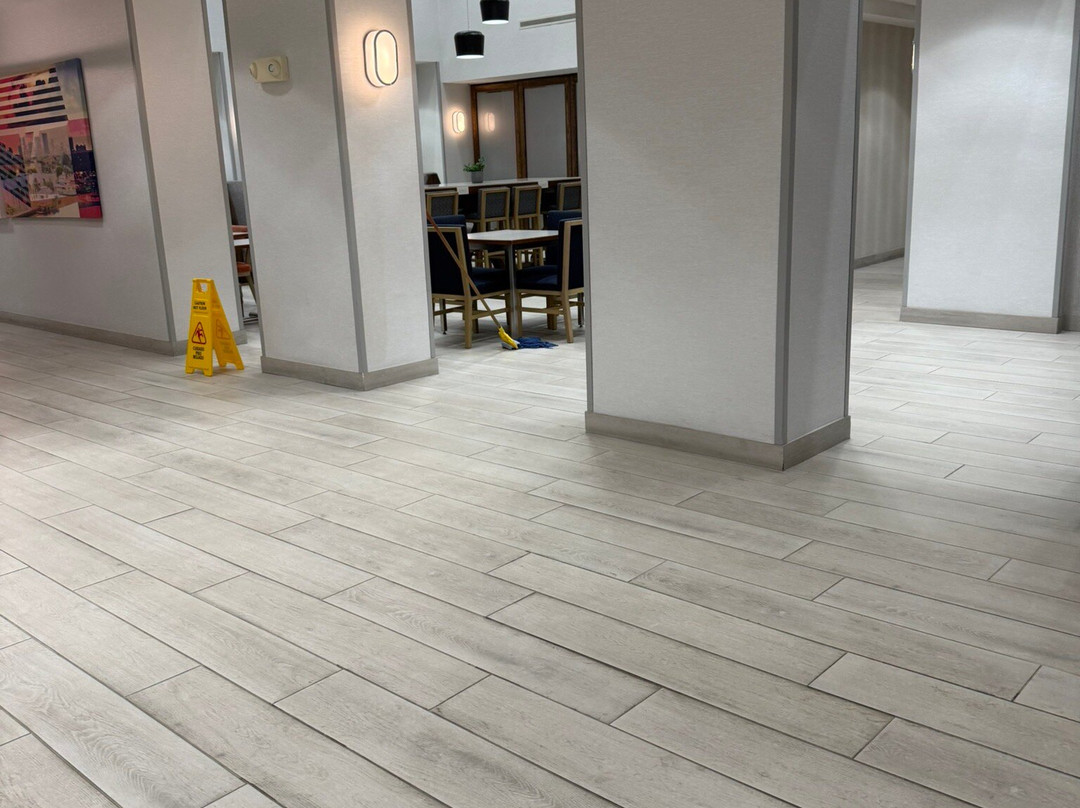 劳德代尔堡米拉玛希尔顿欢朋旅馆&套房酒店主图