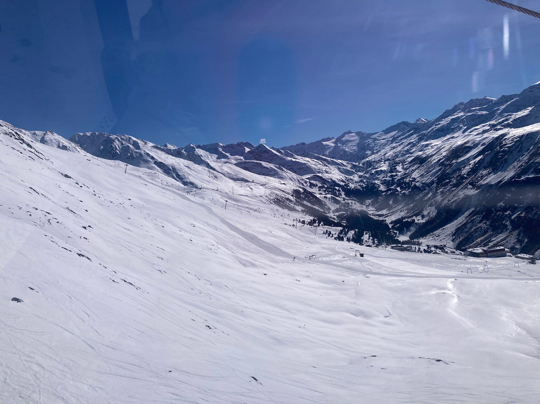 劳林阿尔本酒店主图