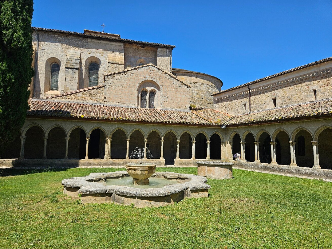 Abbaye de Saint Hilaire-Saint-Hilaire必去景点