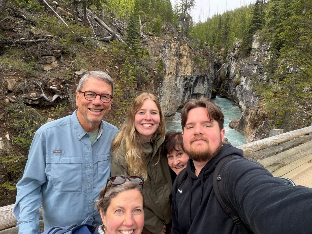 Canadian Rockies Experience-坎莫尔必去景点