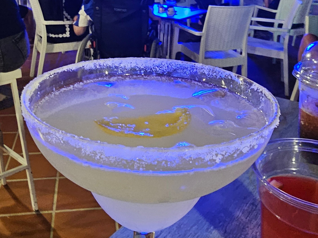 萨拉米斯湾康提酒店主图