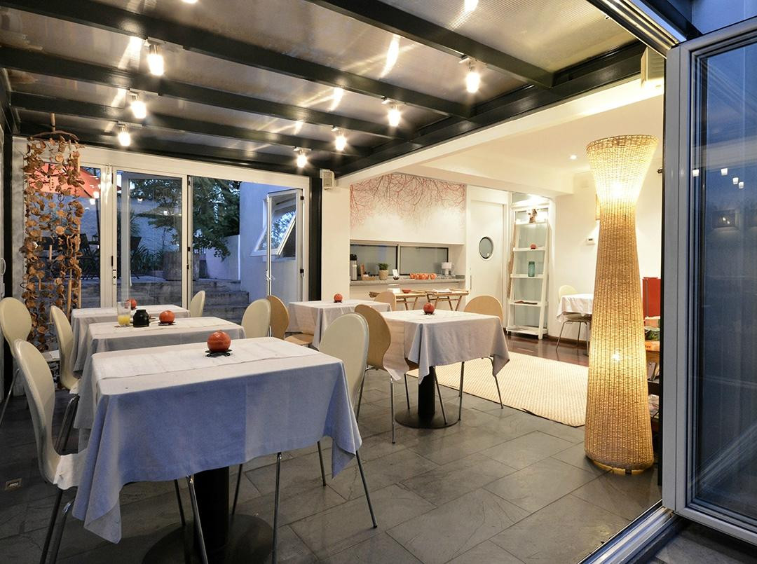 Meridiano Sur, Petit Hotel