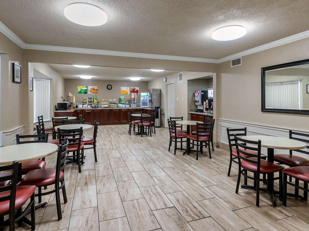 Quality Inn & Suites Des Moines - Merle Hay Road主图